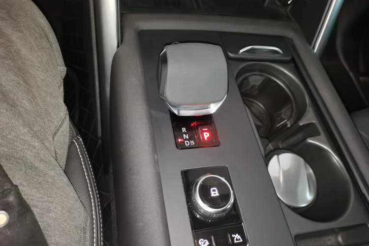 Used Land Rover Discovery 2023 Revised Version 360 PS R-Dynamic S Gear Lever