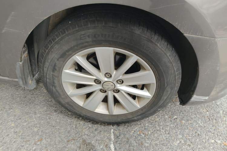 Used Volkswagen Jetta 2013 1.6L Automatic Fashion Model Right Front Wheel Hub