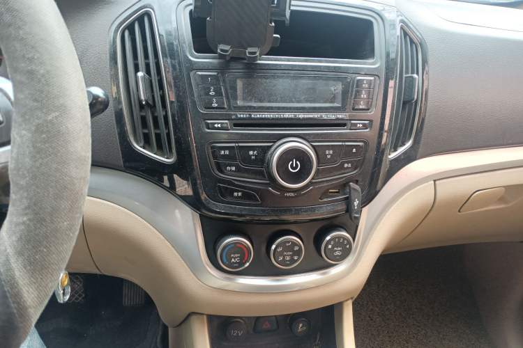 Used Baojun 730 2014 1.5L manual standard trim 7 seats
