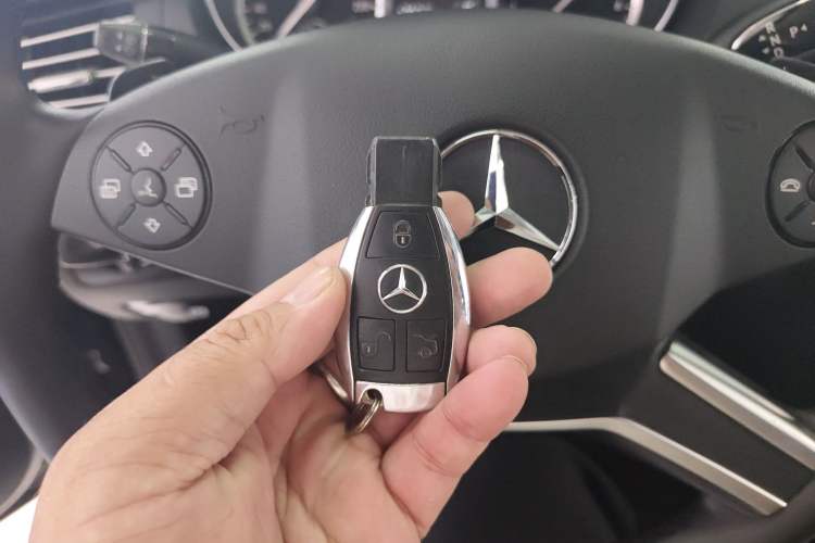 Used Mercedes-Benz R-Class 2017 R 320 4MATIC Business Edition Prestige Model
