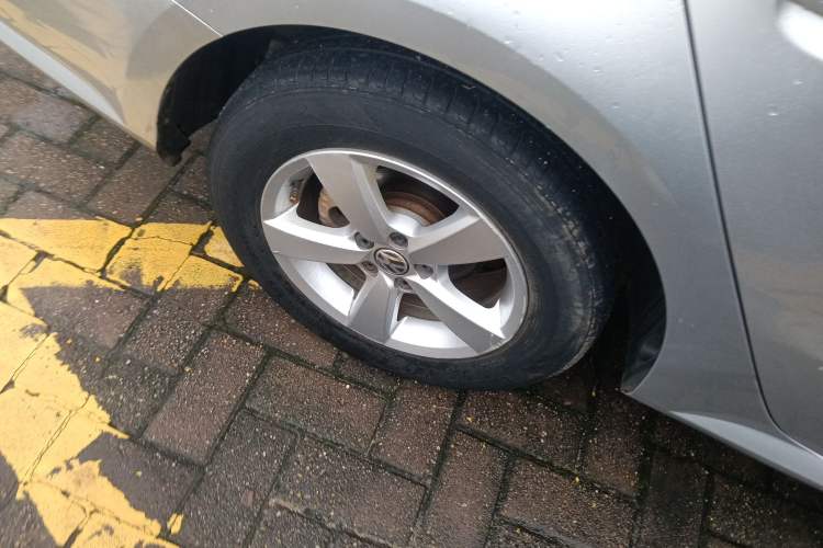 Used Volkswagen Lavida 2013 Revised Classic 1.6L Manual Fashion Edition Right Rear Wheel Hub