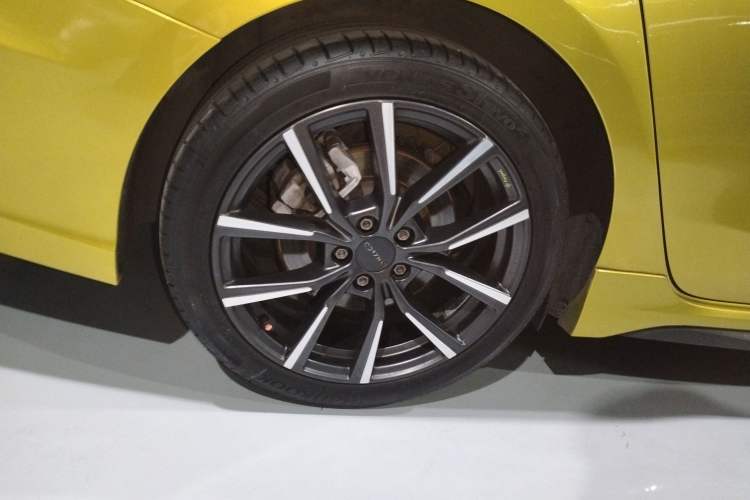 Used Lynk & Co 03 2020 03+ 2.0TD Automatic Wind-Chasing Edition Right Rear Wheel Hub