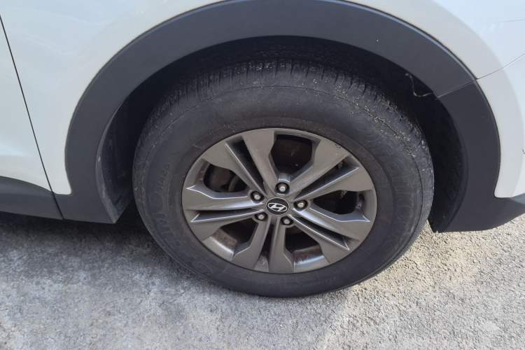 Used Hyundai Santa Fe 2013 2.4L Automatic 4x4 Smart Version Right Front Wheel Hub