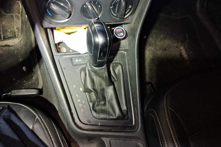 Used Volkswagen Lavida 2015 1.6L Automatic Fashion Edition Gear Lever
