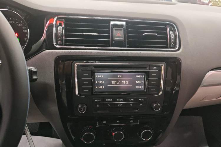 Used Volkswagen Sagitar 2015 1.6L Automatic Comfort Model Audio And AC Panel