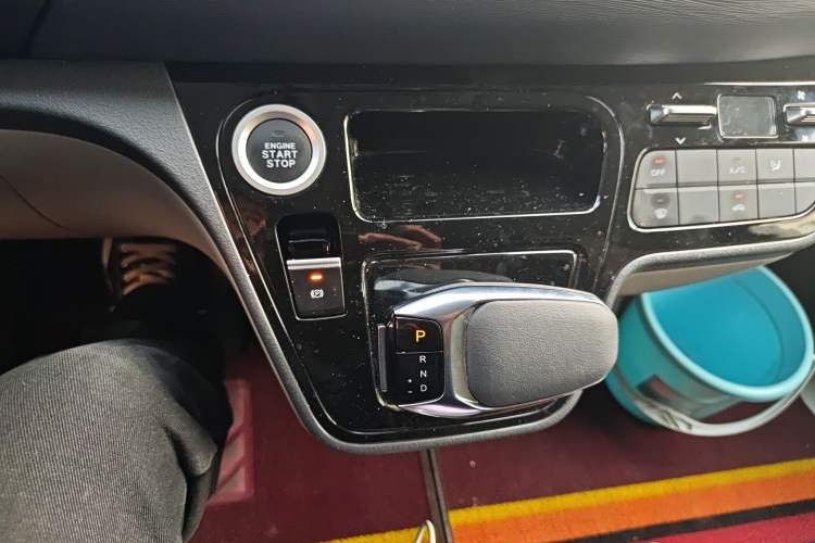 Used Sinotruk Pioneer V 2024 Multi-Function Version 2.0T Automatic Short Wheelbase Low Roof