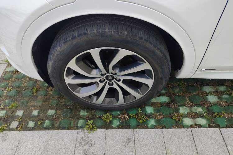 Used Land Rover Discovery Sport 2021 249 PS R-Dynamic S Performance Edition Left Front Wheel Hub