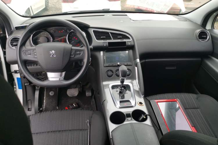 Used Peugeot 3008 2016 2.0L Automatic Classic Edition Center Console