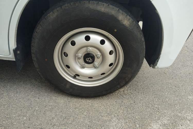 Used CHANGAN KAICHENG Ruixing EM80 2025 Cargo Version Standard 2-Seater 300 km Side-Hinged Doors Right Front Wheel Hub