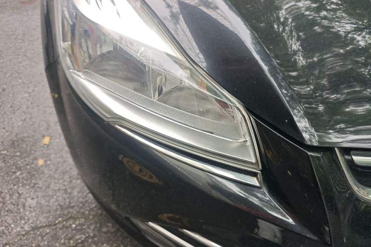 Used Ford Kuga 2013 1.6L GTDi Two-Wheel-Drive Trend Model Right Front Headlight