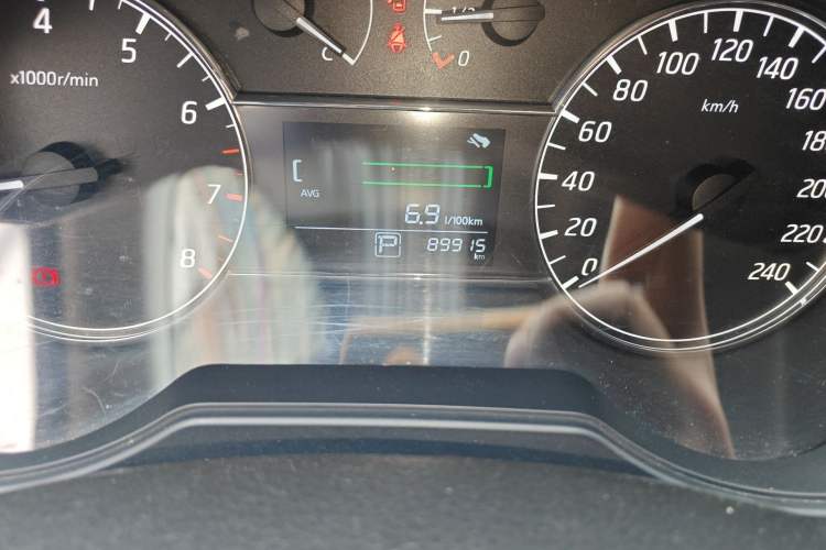 Used Nissan Tiida 2016 1.6L CVT Cool Dynamic Edition Odometer Close Up