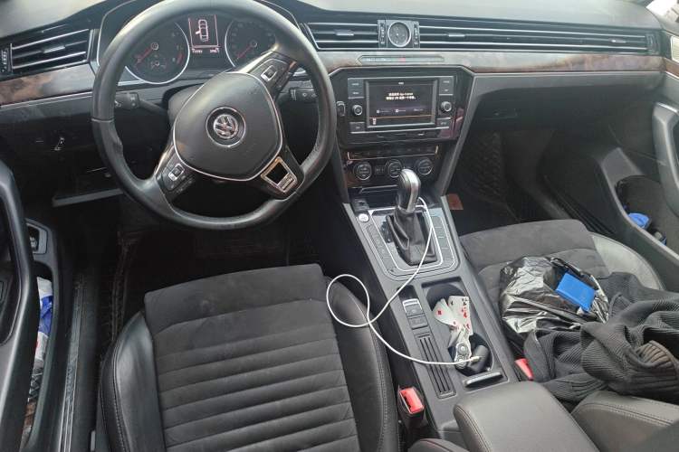 Used Volkswagen Magotan 2017 330TSI DSG Luxury Model Center Console