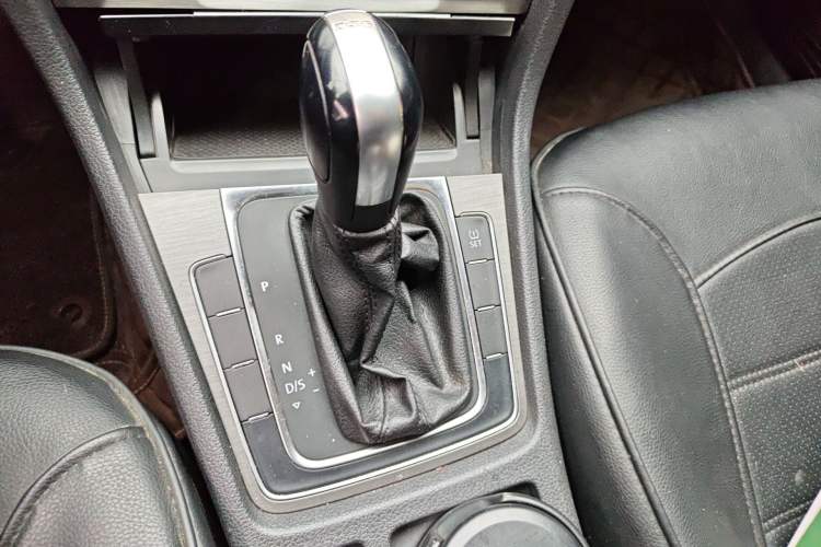 Used Volkswagen Golf 2014 1.4TSI Automatic Comfort Model Gear Lever