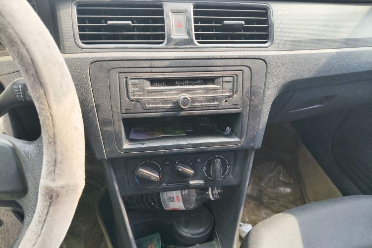 Used Volkswagen Santana 2013 1.6L Manual Fashion Edition Audio And AC Panel