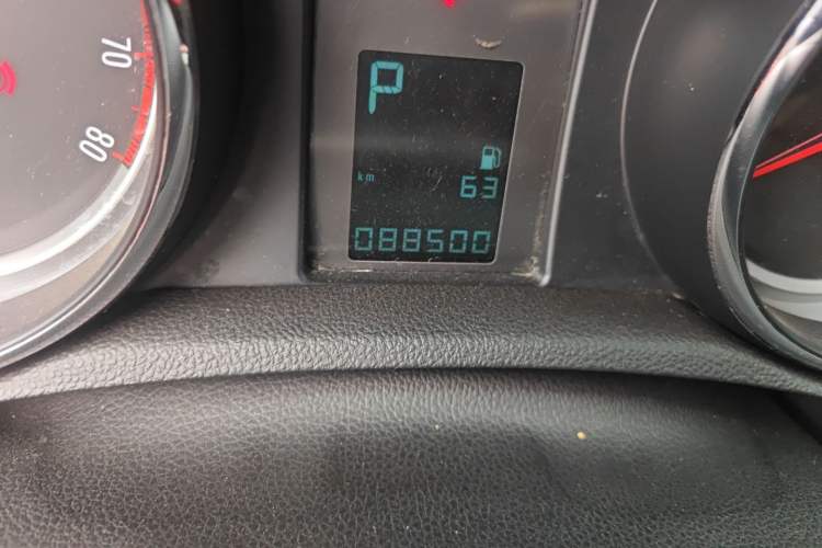 Used Buick Encore 2015 1.4T Automatic Two-Wheel Drive Urban Elite Version Odometer Close Up