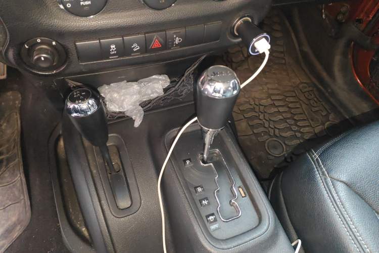 Used Jeep Wrangler 2014 2.8TD Sahara Four-Door Edition Gear Lever