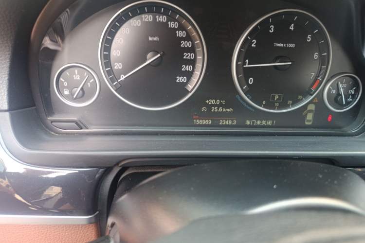 Used BMW 5 Series 2014 520Li Elegant Model Odometer Close Up