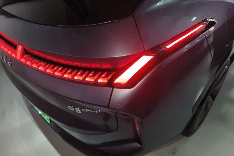 Used Lynk & Co 08 EM-P 2025 220 km All-Wheel-Drive Performance Halo
