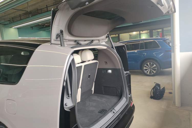 Used Li Auto MEGA 2024 Ultra Model