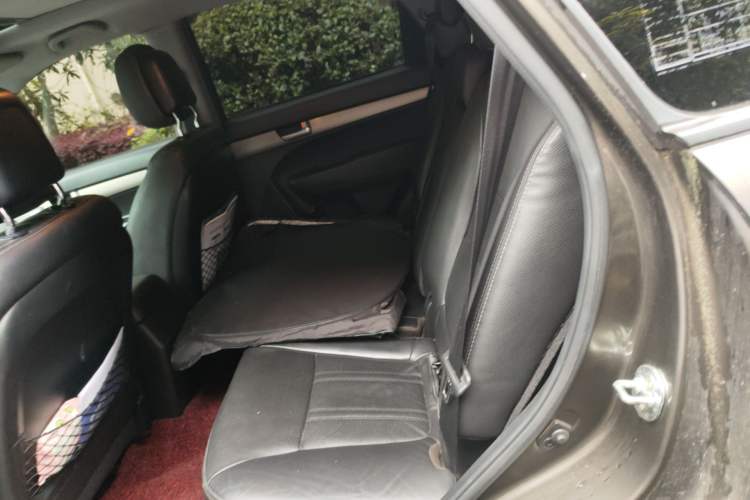 Used Kia Sorento 2012 2.4L Gasoline Supreme Edition Left Rear Seat