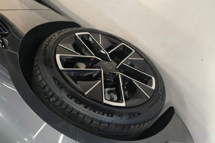 Used Avatr 12 2025 Year Updated Ultra Extended-Range Version Left Front Wheel Hub