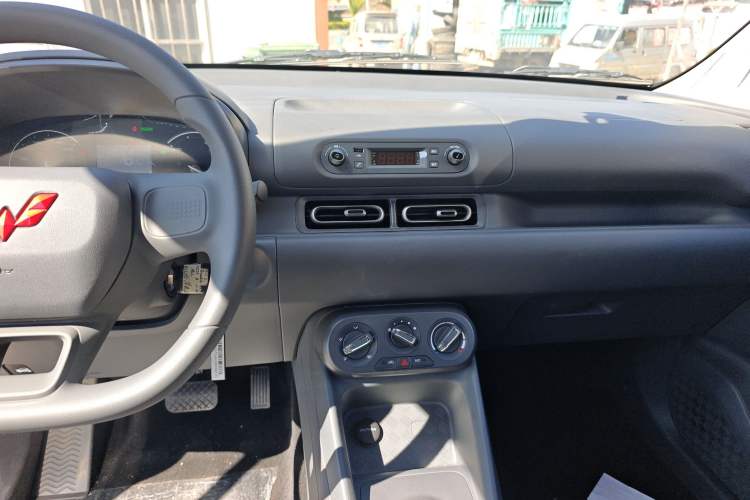 Used Wuling Hongguang New Energy 2025 Extended-Range Hybrid 50 km Utility Version Audio And AC Panel