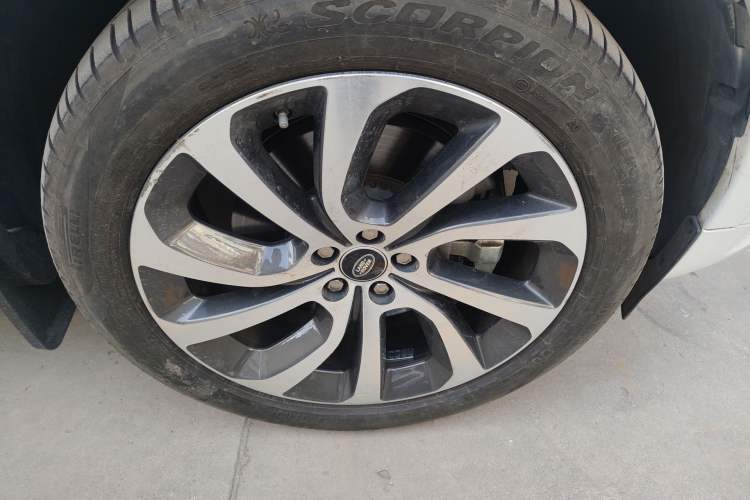 Used Land Rover Discovery Sport 2020 249 PS R-Dynamic Performance Edition Right Front Wheel Hub
