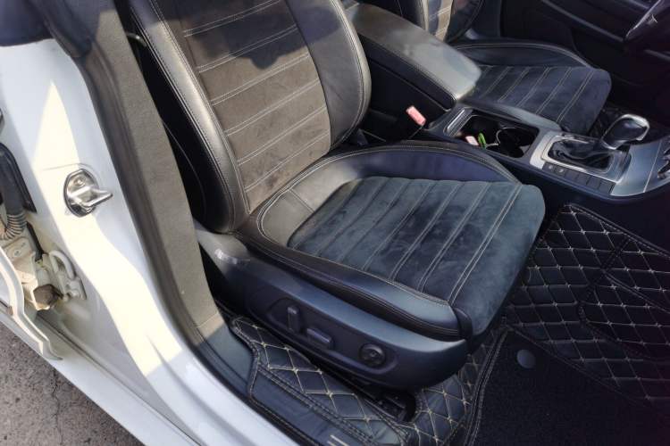 Used Volkswagen FAW-Volkswagen CC 2016 2.0 TSI Luxury Model
