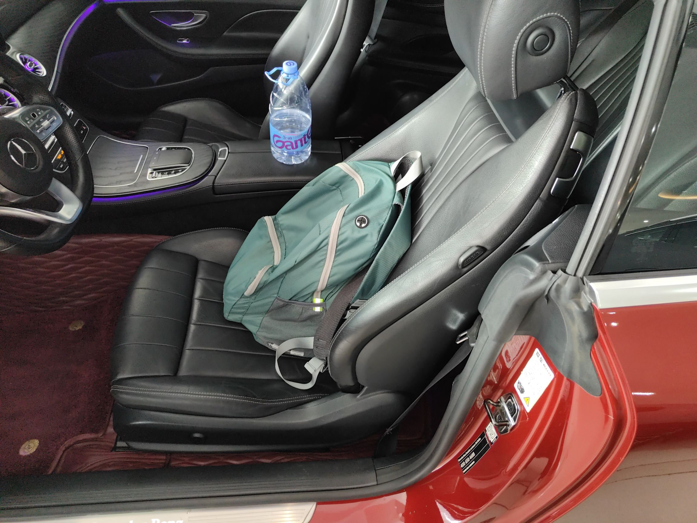 Переднее сиденье в автомобиле