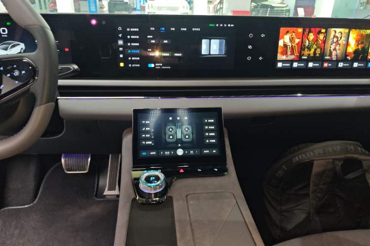 Used VOYAH PASSION 2024 PHEV Four-Wheel Drive Ultra-Long Range Flagship Model Audio And AC Panel