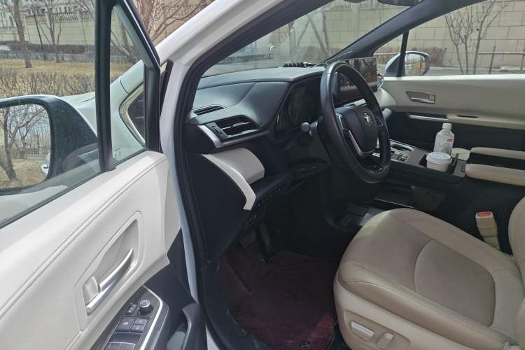 Used Toyota SIENNA 2023 2.5L Hybrid Deluxe Edition
