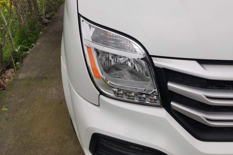 Used SAIC MAXUS Xintu V80 2024 Aotong Value Edition 6MT Long-Wheelbase Mid-Roof Model with 127 Ps Available in 6/7/8/9-Seater Configurations Right Front Headlight