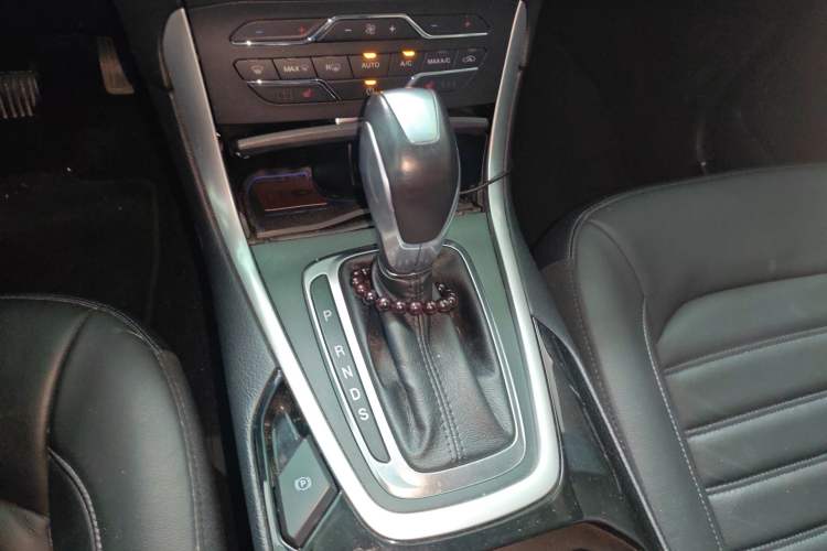 Used Ford Edge 2016 EcoBoost 245 Two-Wheel-Drive Titanium 7-Seater Gear Lever