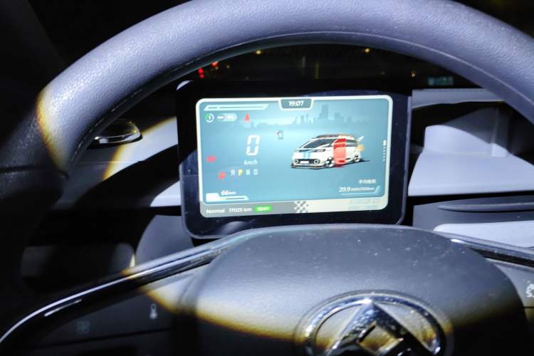 Used SAIC MAXUS Dana V1 2025 Low-Roof Multi-Function Version 42 kWh