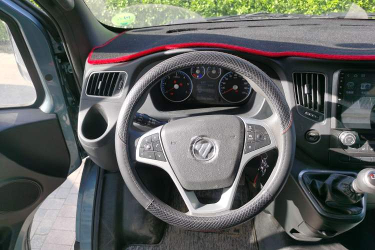 Used Foton Toano 2024 Tuyano Pro Multi-Function 2.0T Manual Rear-Drive Long Wheelbase Mid-Roof Design Single Rear Tire—Available in 5/6/7/9-Seater Configurations Steering Wheel