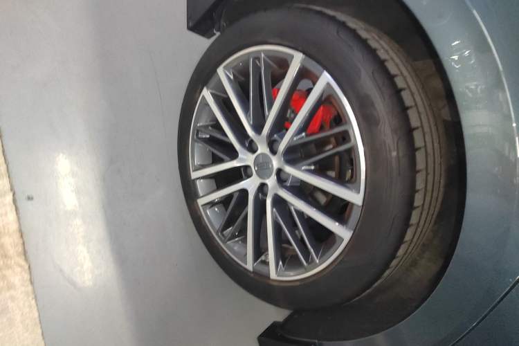 Used Geely Auto Preface 2023 2.0TD "Only This Verdant Green" Edition Right Rear Wheel Hub