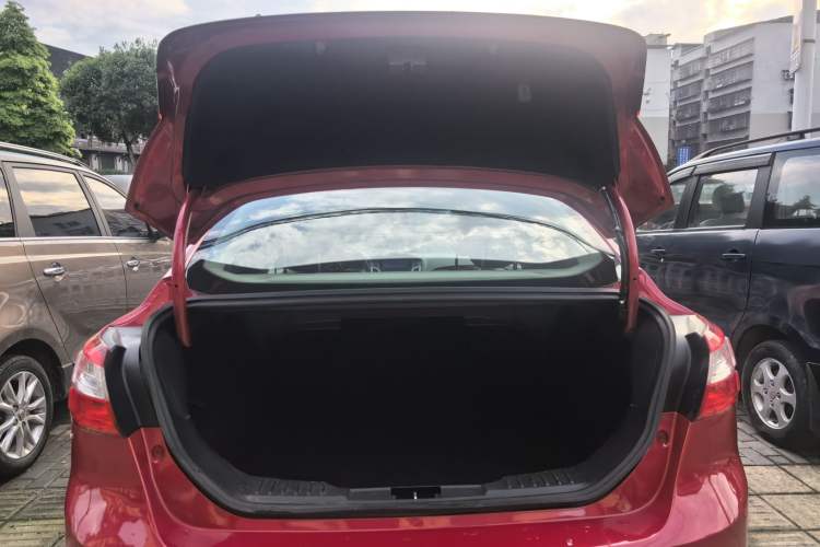 Used Ford Focus 2012 Sedan 1.6L Manual Comfort Model Trunk