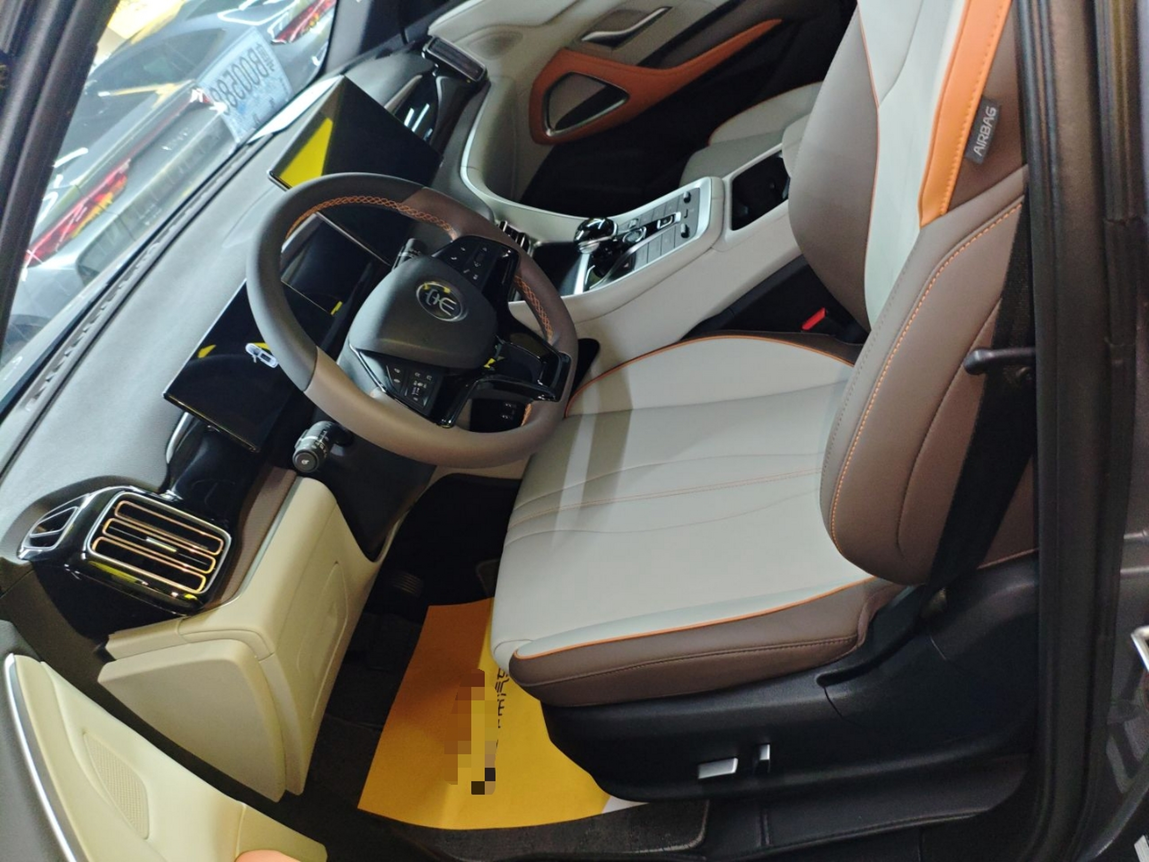 المقاعد الأمامية داخل السيارة