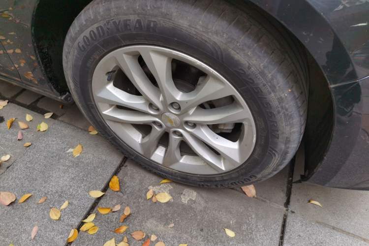 Used Chevrolet Malibu 2017 1.5T Automatic Luxury Edition Right Front Wheel Hub