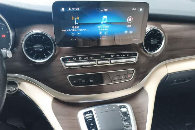 Used Mercedes-Benz V-Class 2020 V 260 Avantgarde Edition Audio And AC Panel