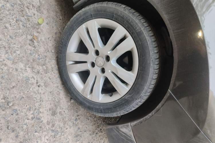 Used Peugeot 3008 2013 1.6THP Automatic Prestige Edition Right Front Wheel Hub