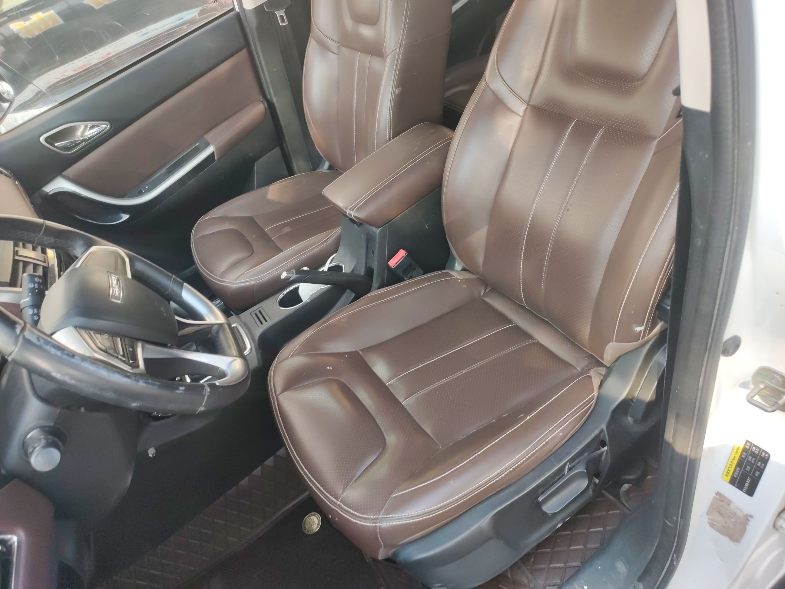 Переднее сиденье в автомобиле