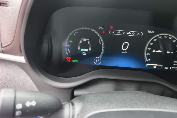 Used Toyota SIENNA 2023 2.5L Hybrid Platinum Edition Odometer Close Up