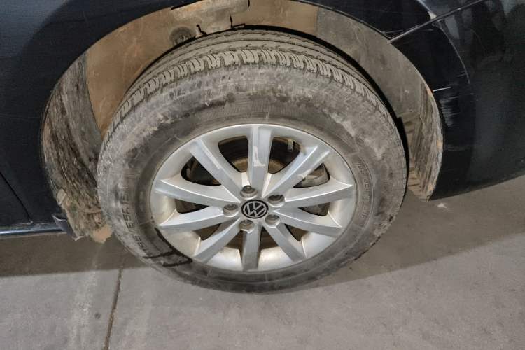 Used Volkswagen Bora 2011 1.6L Manual Comfort Version Right Front Wheel Hub