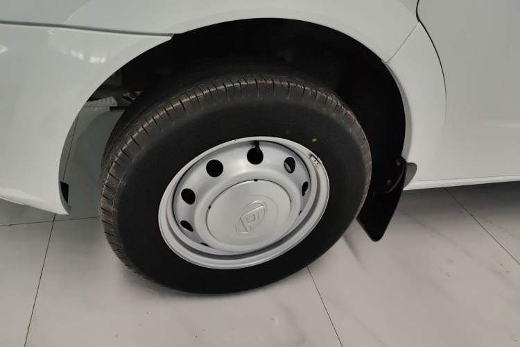 Used SAIC MAXUS Xintu V80 2023 2.0T Manual Classic Aoyuntong Short Wheelbase Ultra-Low Roof 5/6-Seater Left Front Wheel Hub