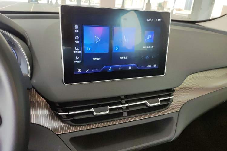 Used Hongqi E-QM5 2024 450km Range Commuter Version
