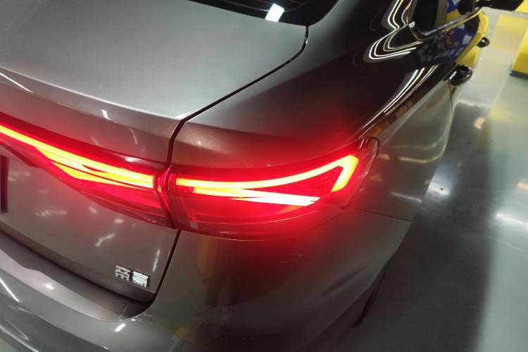 Used Geely Auto Emgrand 2022 4th Generation 1.5L CVT Flagship Model Exterior 3