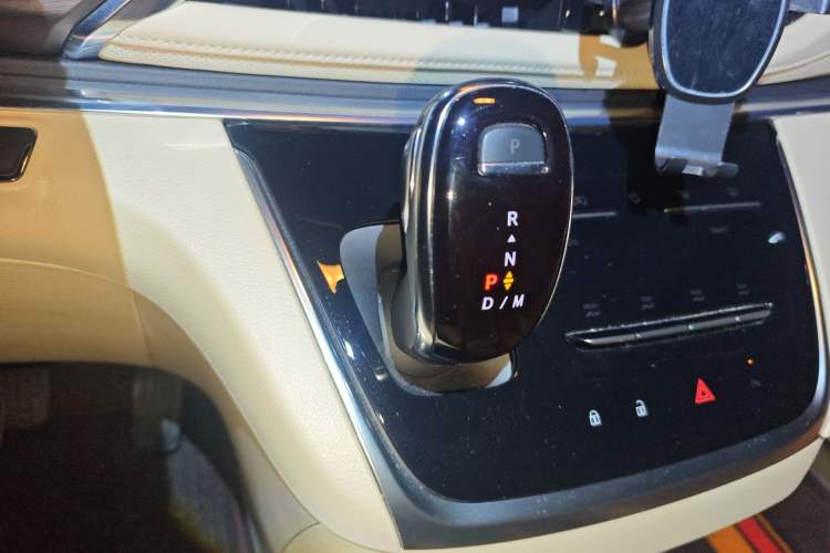 Used Buick GL8 2023 Facelifted Land Cruiser Executive Luxury Version