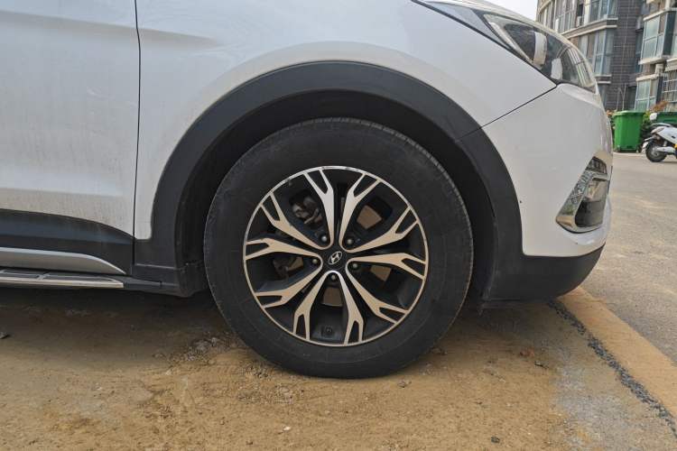 Used Hyundai Santa Fe 2017 2.0T Automatic All-Wheel Drive Smart 7-Seater Right Front Wheel Hub