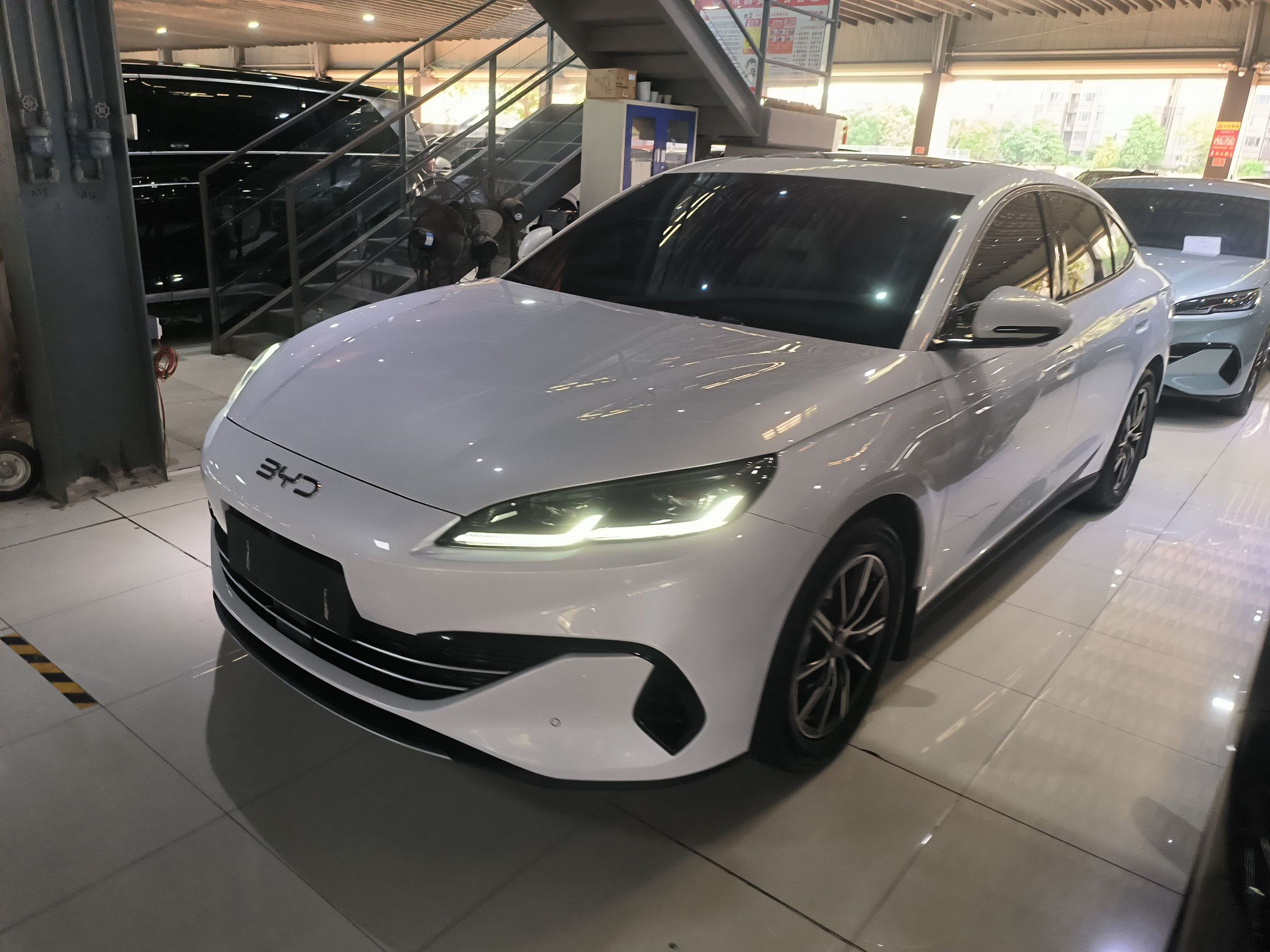 تحت مقدمة السيارة